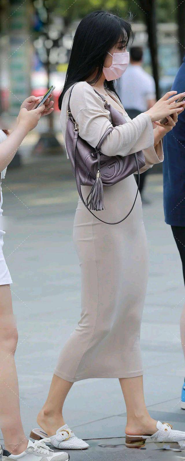 女生|高腰瑜伽裤搭配肚脐,凸显美女青春活力,十分淘气可爱 (2)