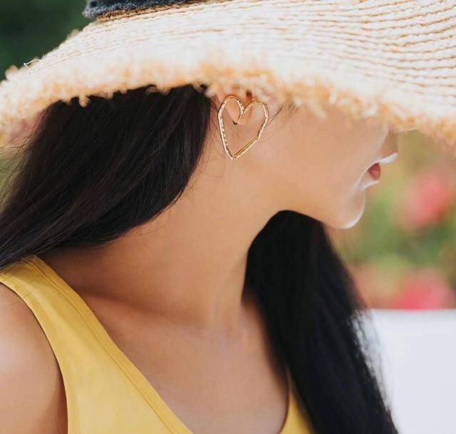 一身|曹格娇妻吴速玲,黄色连衣裙搭配黑长直造型,41岁身材依旧火辣