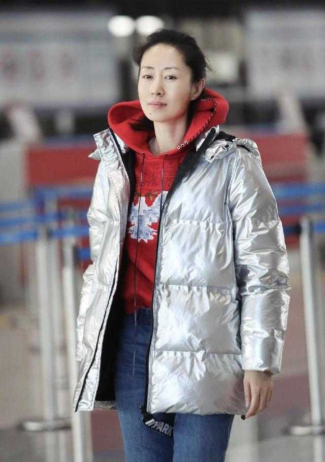 大腿|44岁的刘敏涛认真打扮真“嫩”，马尾辫配羽绒服减龄时髦，美呆了