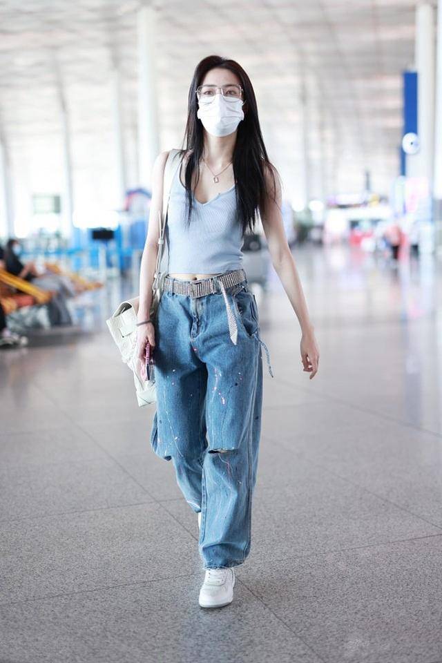 审美|徐璐太瘦了，穿吊带背心凹出“蚂蚁腰”，体重88斤我信！