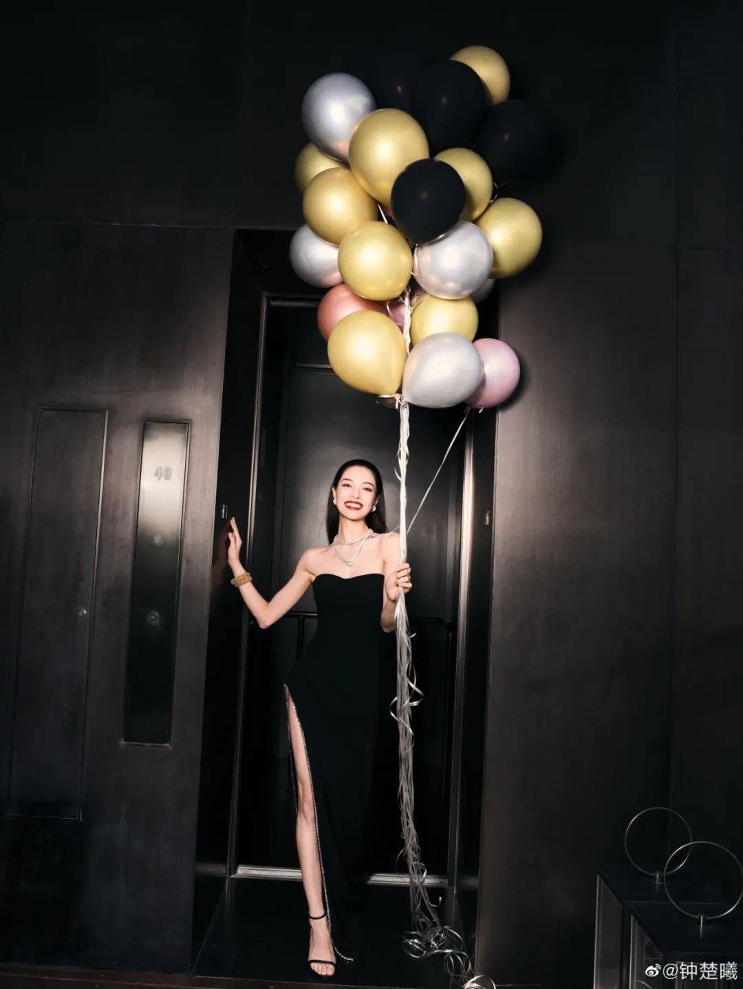 运动鞋|今夏不要总穿运动鞋了,2021流行这几款凉鞋,上脚显瘦显直又显腿长!