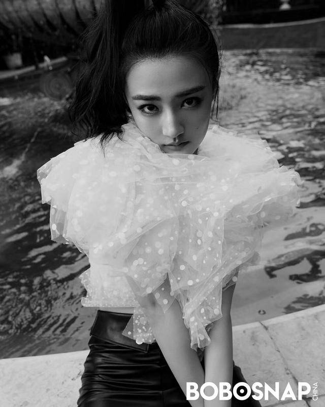 黑色|25岁徐璐打破少女风格,波点上衣搭配黑色皮裤,造型感十足