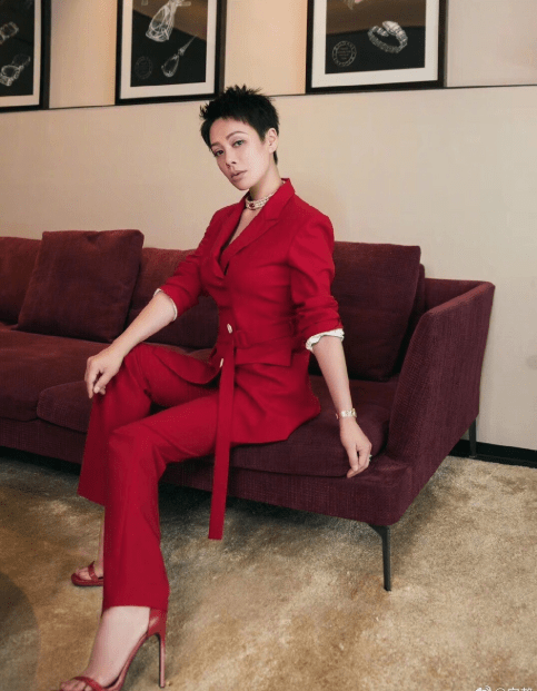 短裤|宁静走机场太高调，近万块的LV配嫩绿色短裤，48岁也有少女范