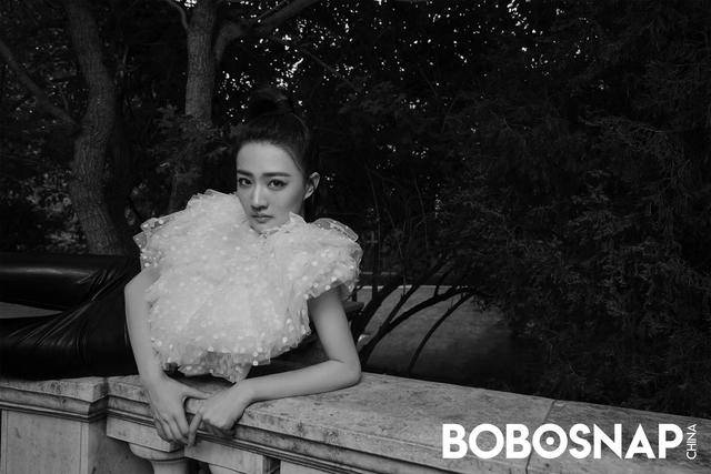 黑色|25岁徐璐打破少女风格,波点上衣搭配黑色皮裤,造型感十足