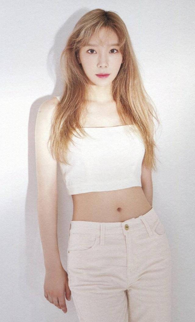 亮片|31岁泰妍气场全开，穿深蓝色吊带亮片裙化身美人鱼，尽显女性魅力