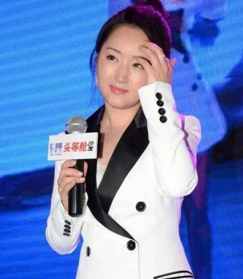 黑色|杨钰莹依然“不服老”,穿西装配丝袜秀长腿,唯独鞋子暴露了年纪