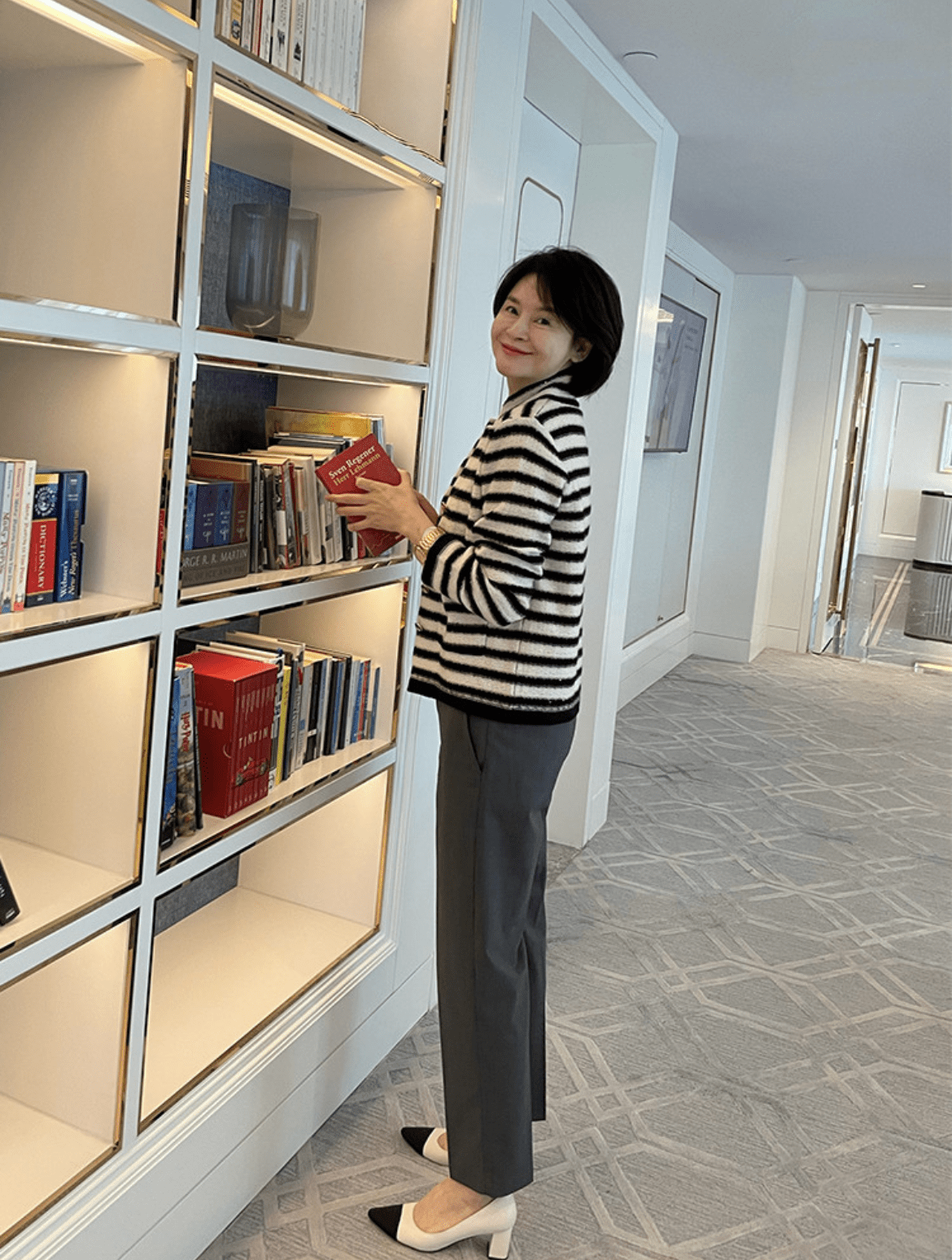 运动鞋|建议不要穿阔腿裤＋运动鞋了！九分裤＋短跟鞋，妈妈穿才更气质