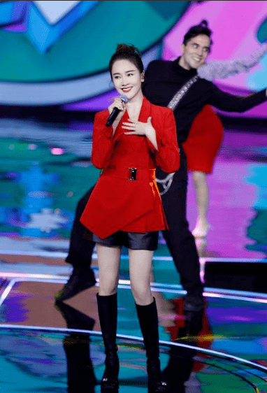 出圈|左小青真是中年女性的骄傲，44岁也有“女团身材”，穿西装美出圈？