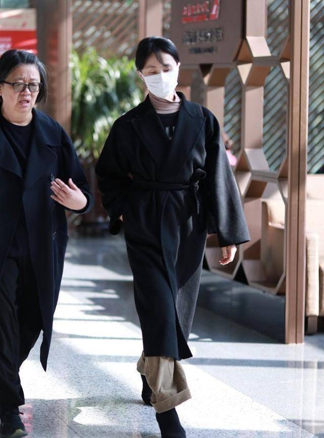 整体|43岁的孙莉真会装“嫩”，穿卫衣配运动裤减龄洋气，洋溢出少女感