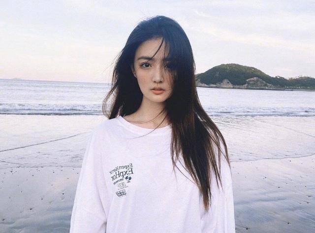 黑色|25岁徐璐打破少女风格,波点上衣搭配黑色皮裤,造型感十足