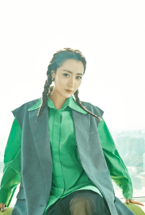 身材|白冰的身材和气质绝了，穿无袖风衣搭配百褶裙走机场，细腰真吸睛