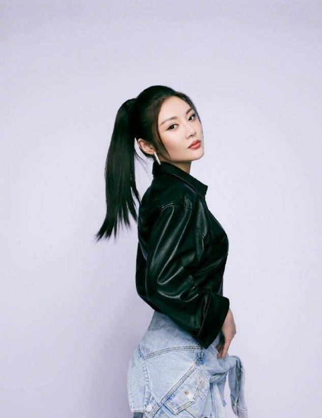 大腿|?徐冬冬晒最新写真,裙子短到大腿根,配黑色皮衣又酷又惹眼