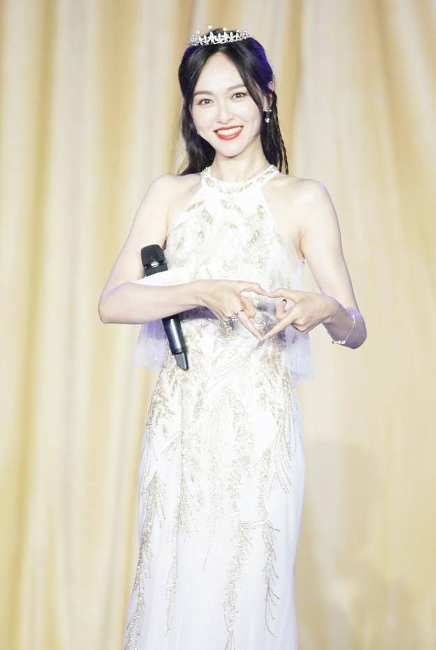 鱼尾|唐嫣头戴王冠好贵气,穿鱼尾裙展现身材曲线,有种说不出的高级感