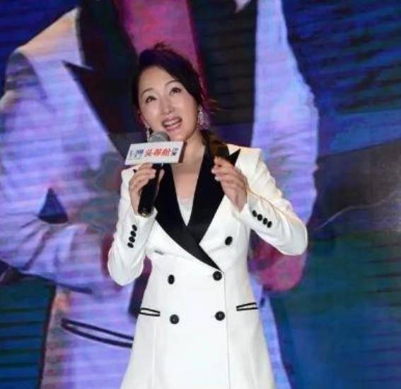 黑色|杨钰莹依然“不服老”,穿西装配丝袜秀长腿,唯独鞋子暴露了年纪