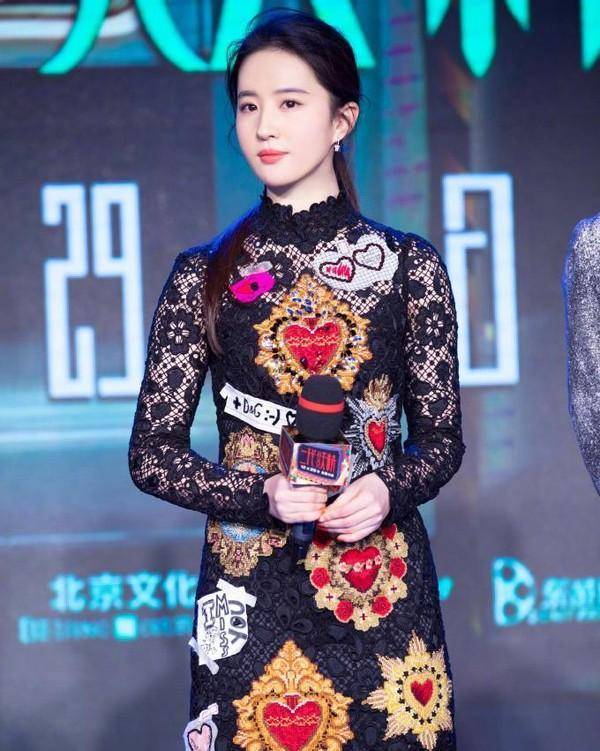 好身材|?又被刘亦菲惊艳了，挑战二次元粉发造型，又甜又酷令人心动