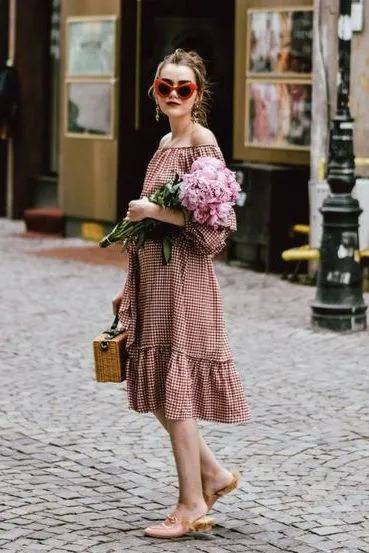 仙女|别总穿运动鞋啦！现在流行“连衣裙＋凉鞋”，好看显瘦又时髦！