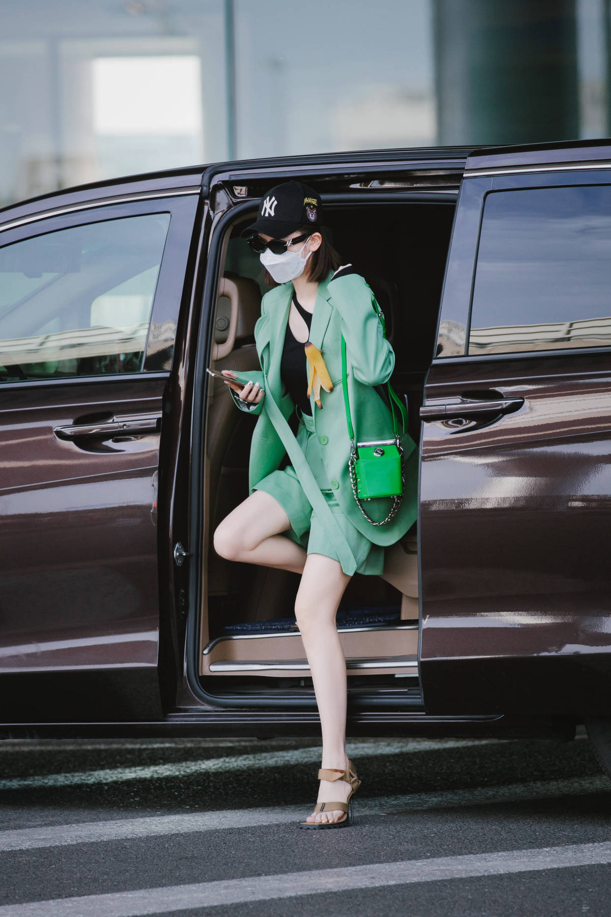 戚薇|戚薇身材真辣,穿高开叉改良旗袍明艳妩媚,李承铉娶到宝了