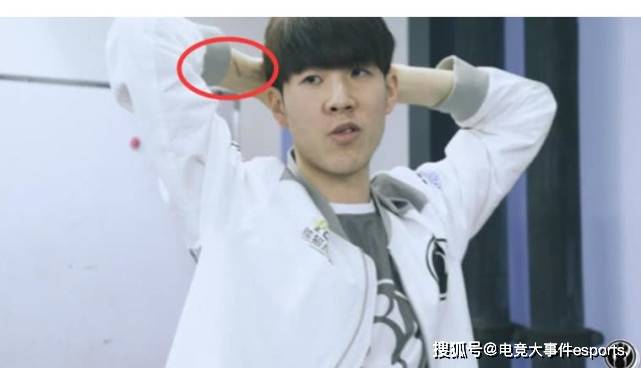 Theshy|Theshy的手伤真的好严重！伤口长达20cm，从手腕一直到肘关节上侧