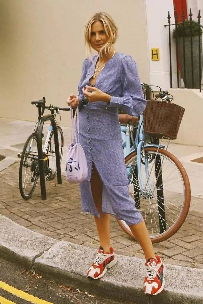 小白|今夏“裙子+运动鞋”这样穿,就是美得不一样!