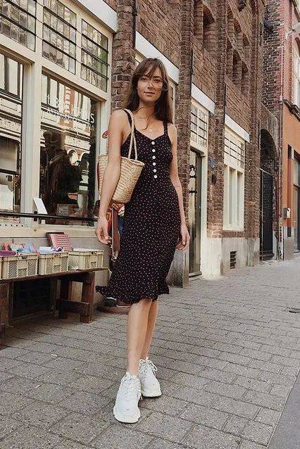 穆勒|别总穿高跟鞋啦！连衣裙＋平底鞋＝春季最简约大气的混搭cp！