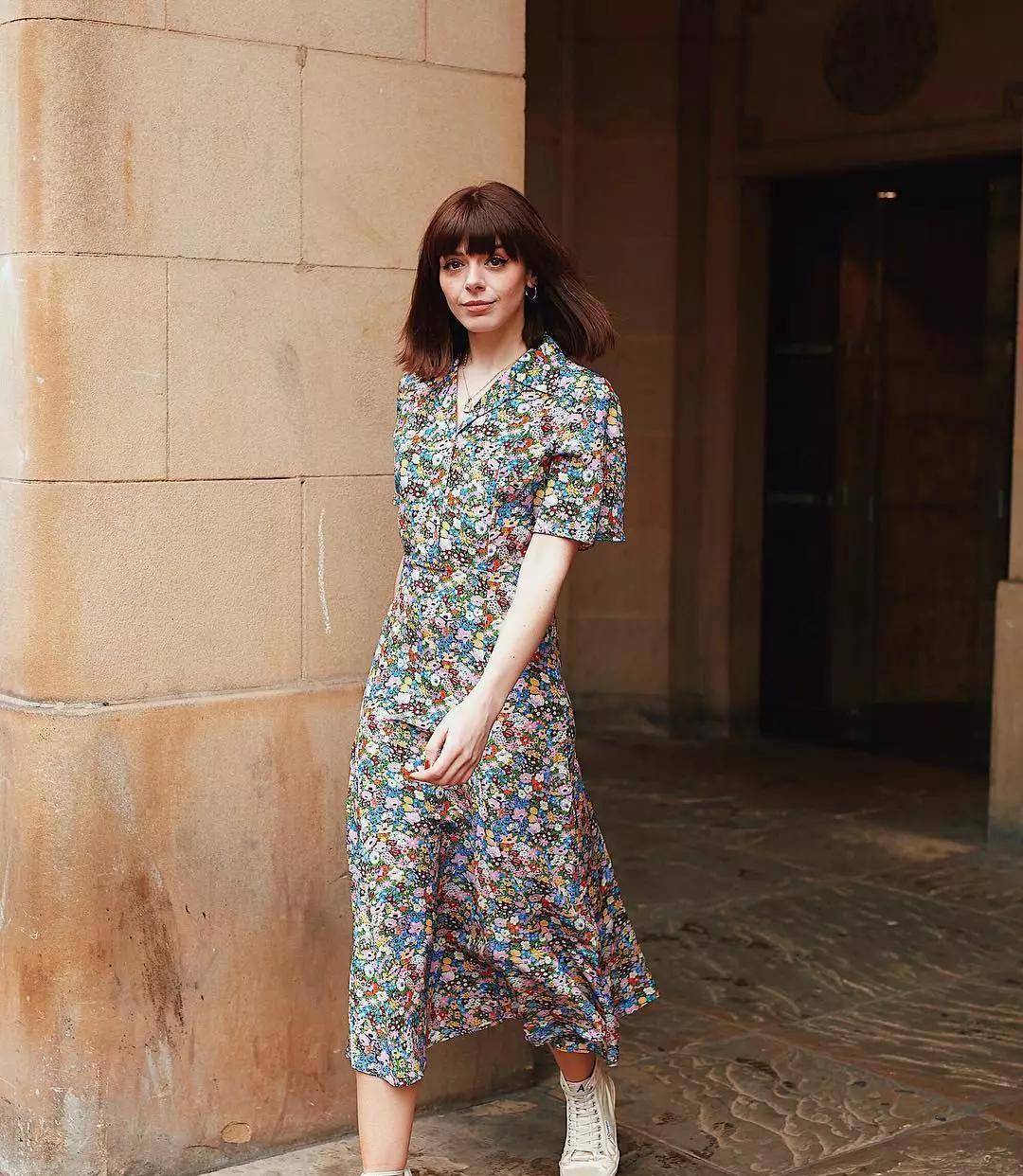 细节|今夏火了一种穿法,叫“碎花裙+小白鞋”显瘦还时髦,贼好看!