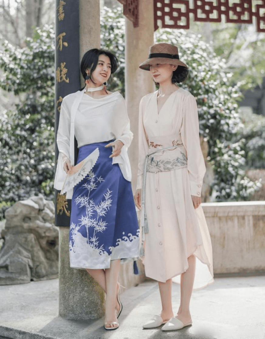 穆勒|女人过了50岁后，别再用高跟鞋配裙子，学学三木妈妈，时髦还舒服