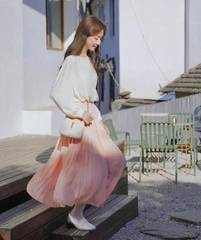 黑色|“百褶裙＋鞋子”的4个穿搭思路，这样穿才能显高显腿直