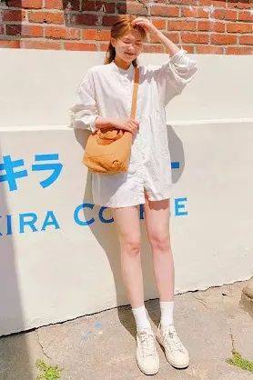 运动鞋|今夏“裙子＋运动鞋”这样穿，真好看！