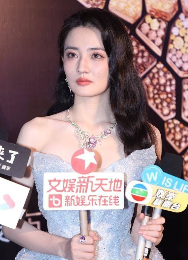 颜色|徐璐的无修图真的太美了，看着又纯又欲的，穿蓝裙更迷人了