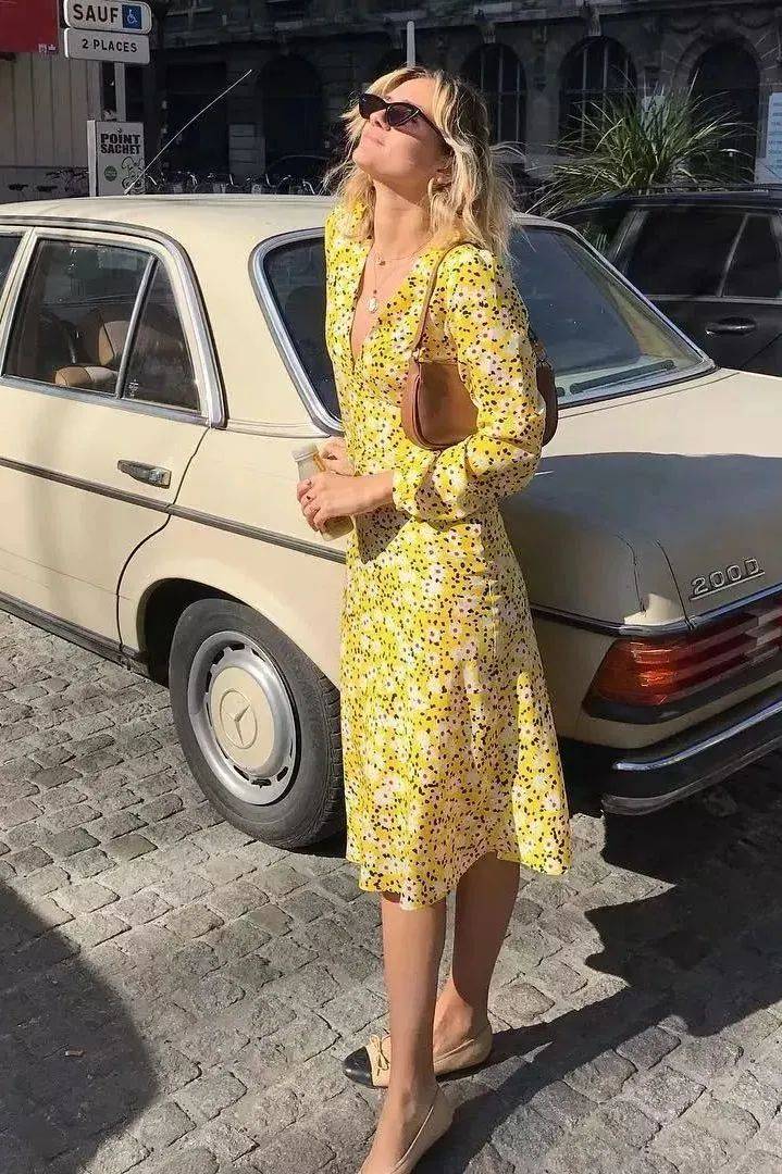 穆勒|别总穿高跟鞋啦！连衣裙＋平底鞋＝春季最简约大气的混搭cp！