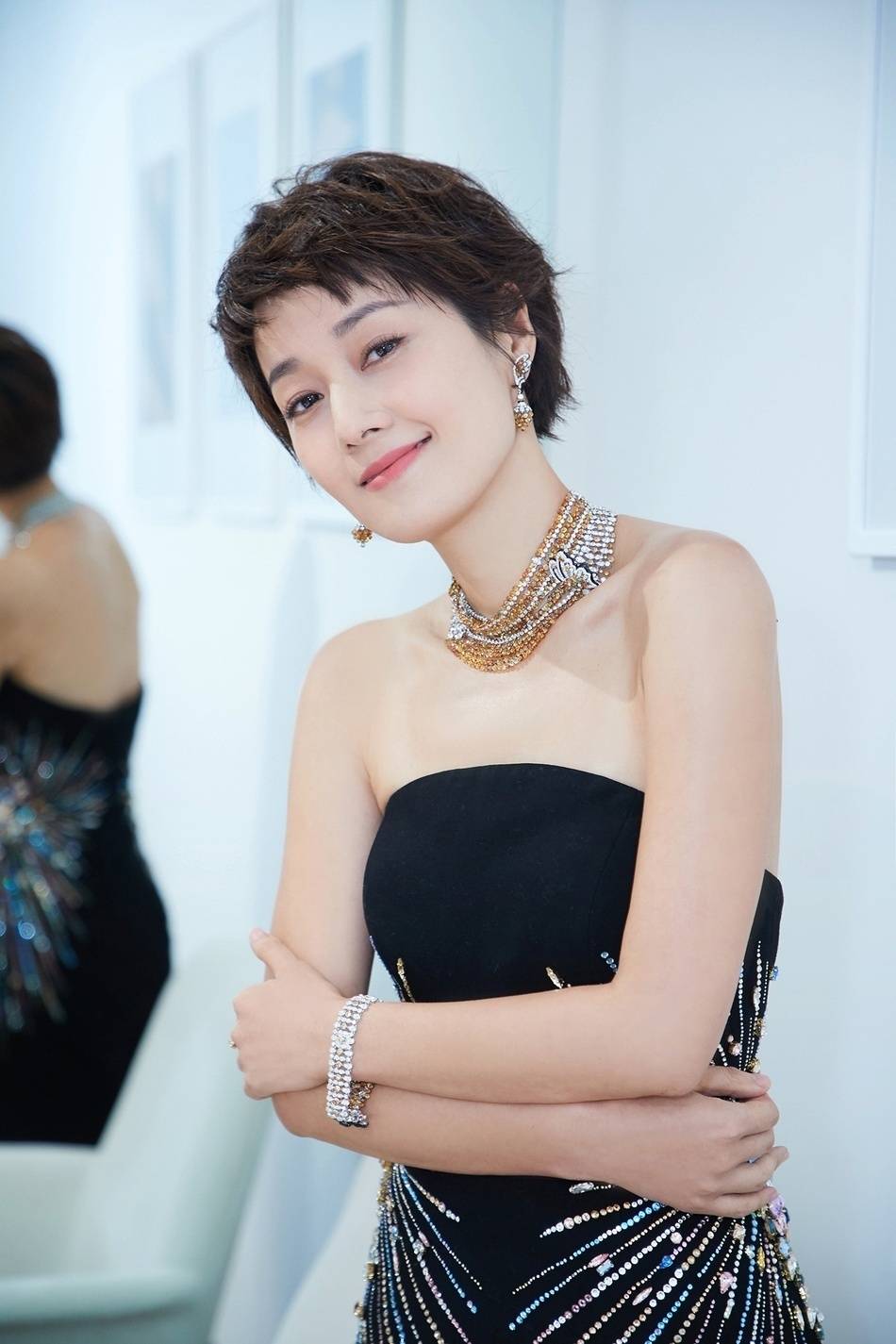 马伊琍|44岁马伊琍造型来袭，穿黑色开叉裙秀好身材，尽显成熟女人魅力