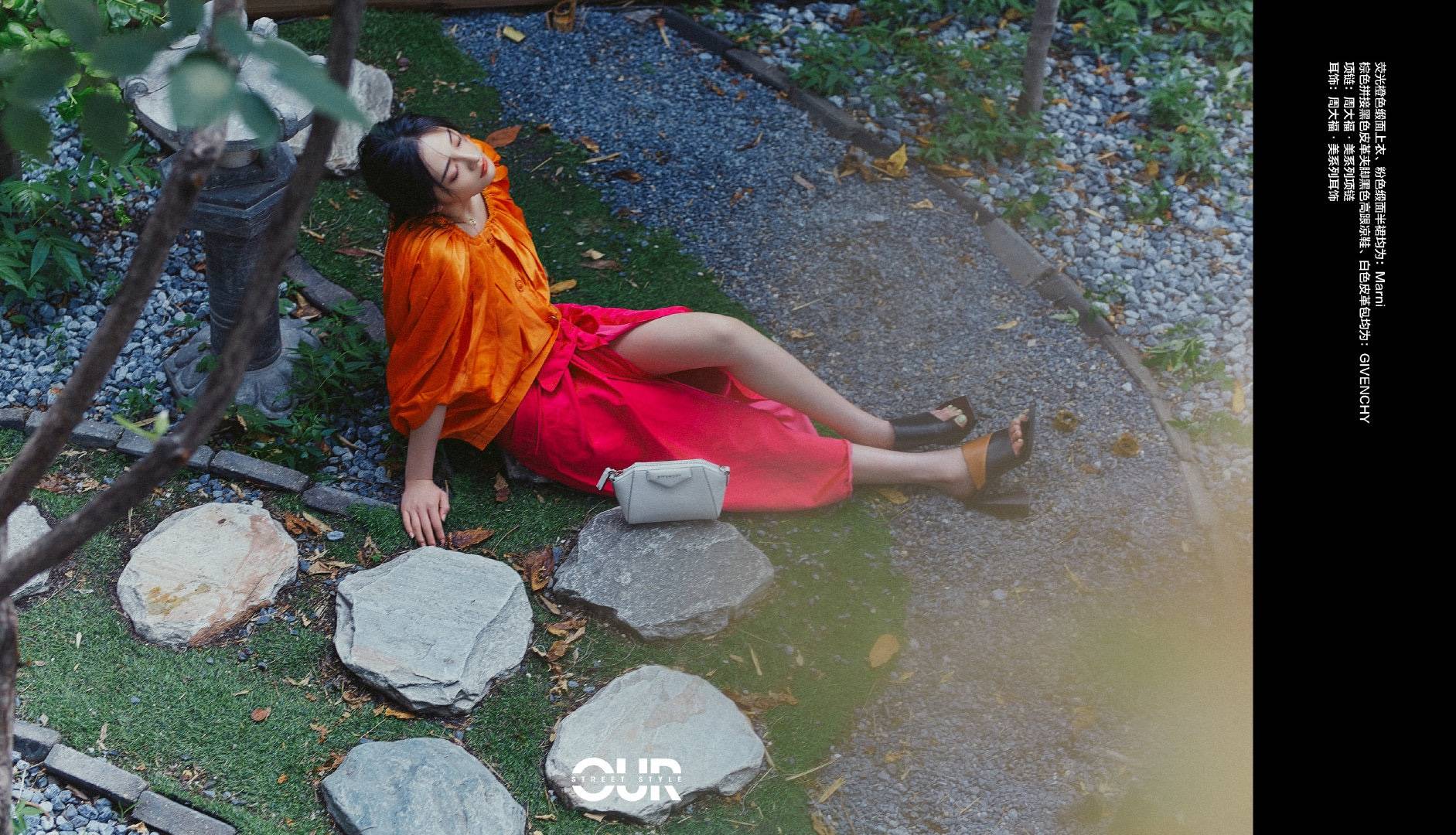 女神|22岁周洁琼文艺女神范,元气橘上衣+侧开边裤,休闲美腻度假风!