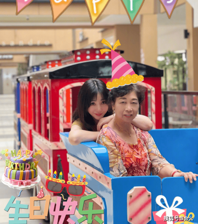 长裙|40岁柳岩性感造型曝光，穿深V长裙大秀好身材，身边四个帅气男模