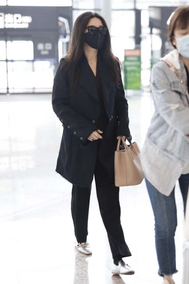 朱珠|怀孕的朱珠身材也挺好，穿宽松西装也难掩纤细感，配平底鞋显腿长