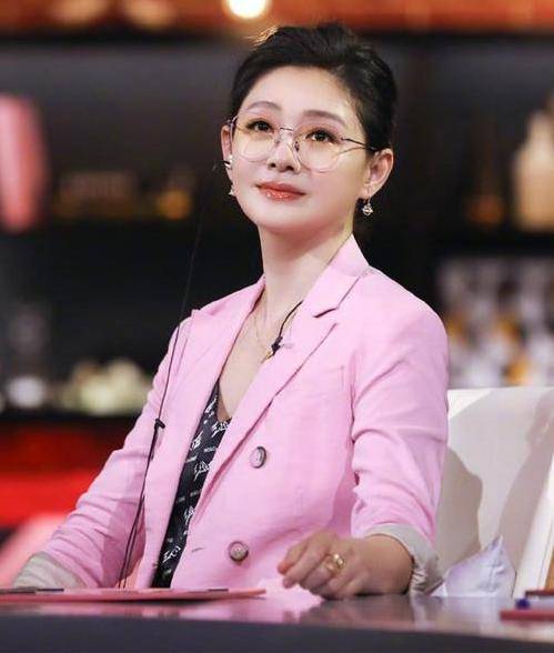刘海|44岁大S又来装嫩，剪齐刘海扎小辫嫩成20岁，站侧边合影也很抢镜