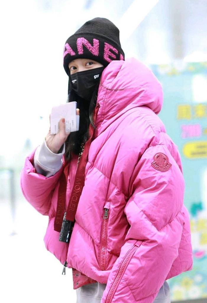 饱和度|40＋的女人挑羽绒服，最好避开这4种“装嫩色”，显胖掉价又土气
