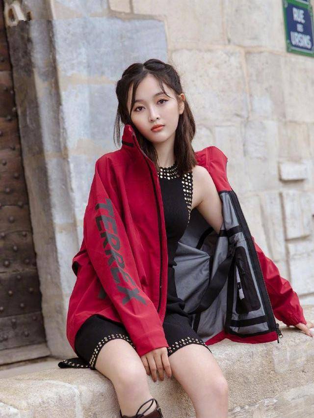 吴宣|吴宣仪走机场真壕气，连背3个LV包包，近万元的鞋子配300多的袜子