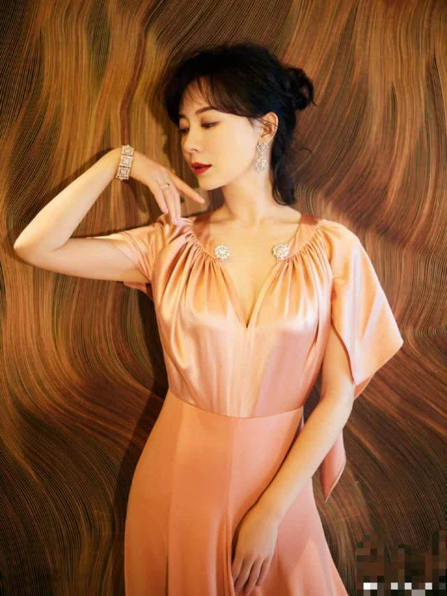设计|43岁陈数才是“妖精”，穿粉色丝绸裙优雅高级，不扮嫩也美成焦点