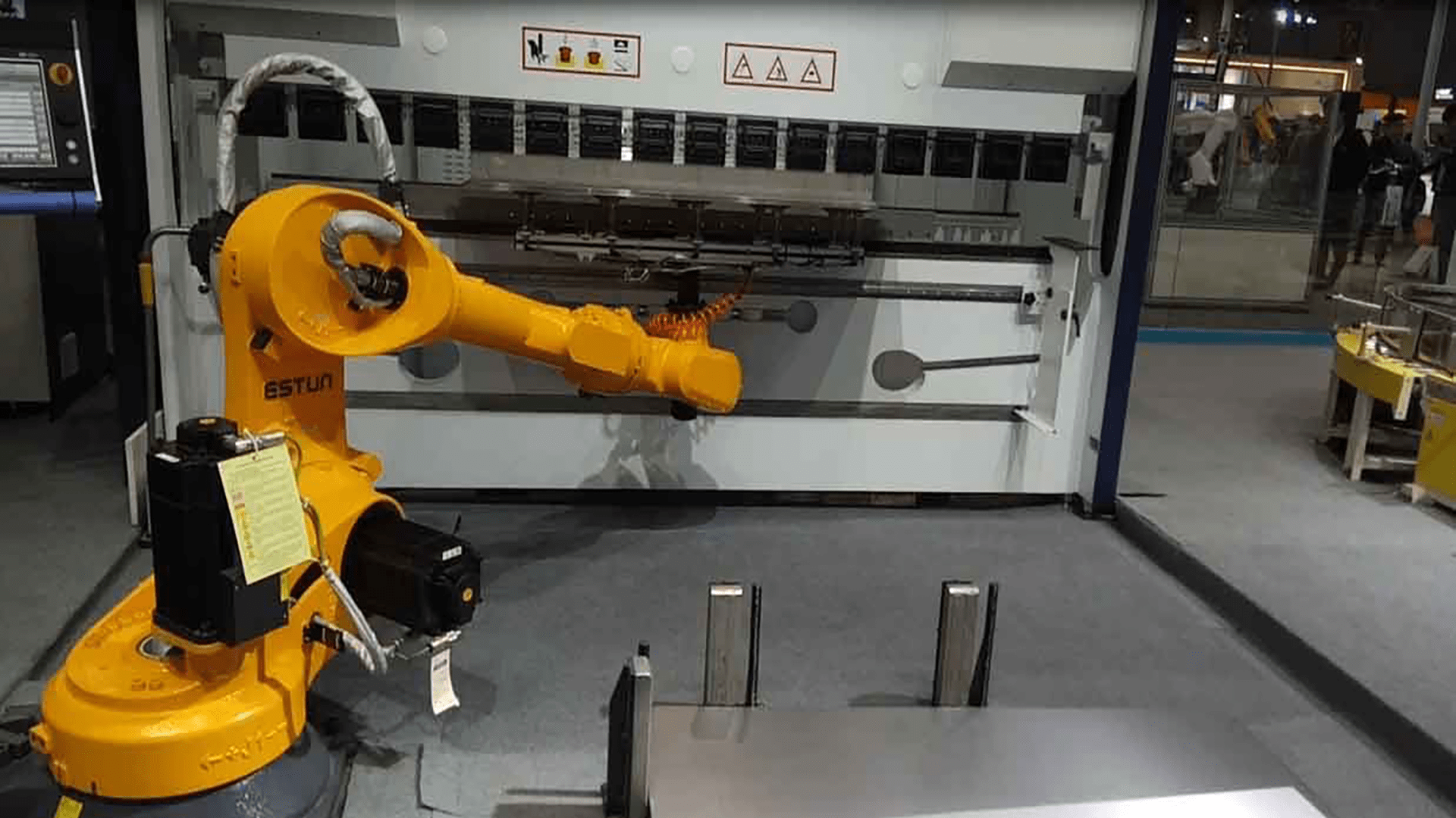 东智力衡机器人折弯视频机器人钣金折弯机