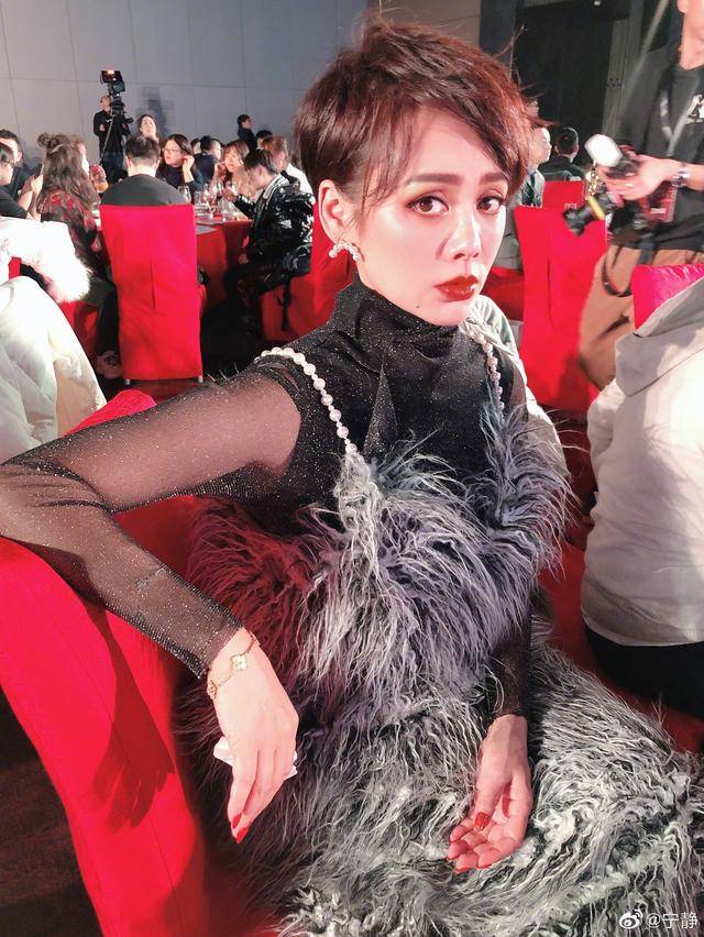 颜也|48岁宁静利落干练,二八分短发+薄荷绿内衬,姐就是这么霸气