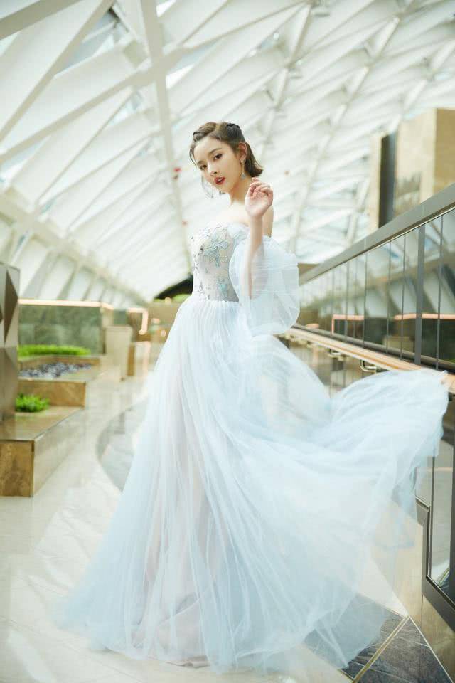 祖儿|宋祖儿羽毛纱裙摇曳生姿，皮肤嫩出水，堪称“人间水蜜桃”