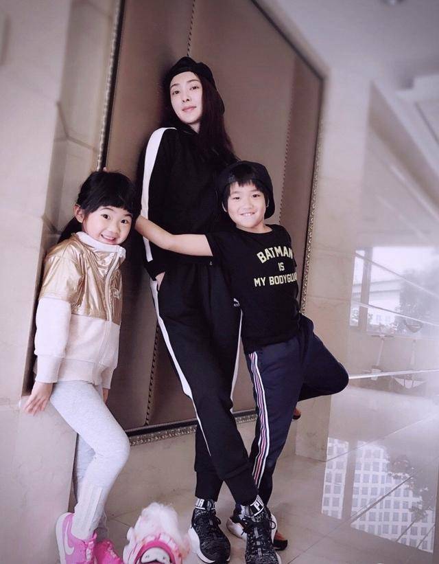 一身|曹格娇妻吴速玲,黄色连衣裙搭配黑长直造型,41岁身材依旧火辣