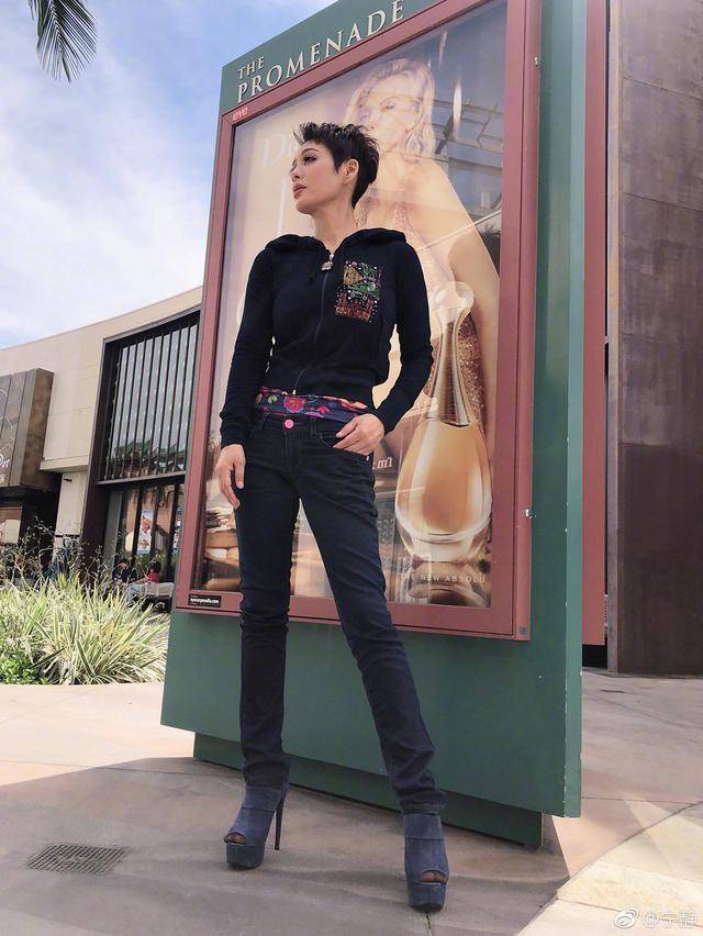 颜也|48岁宁静利落干练,二八分短发+薄荷绿内衬,姐就是这么霸气