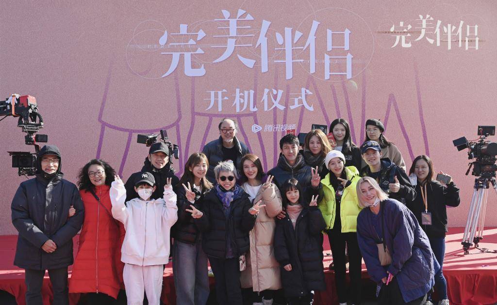 时尚|高圆圆新剧开机心情好，穿1000棉服剪短发很少女，站C位抢足镜头