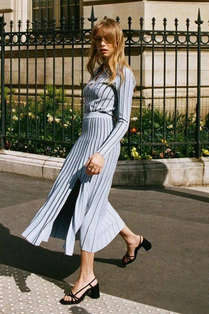 仙女|别总穿运动鞋啦！现在流行“连衣裙＋凉鞋”，好看显瘦又时髦！