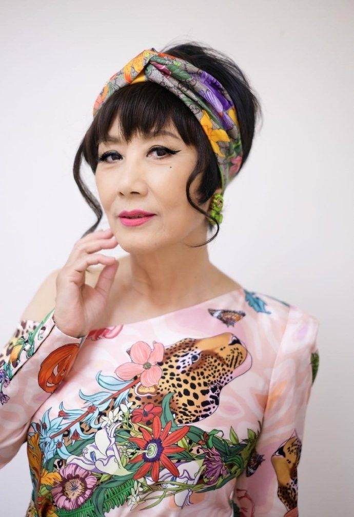 爱美|73岁汪明荃越老越爱美，穿礼服“扮嫩”好洋气，皱纹明显也不怕！
