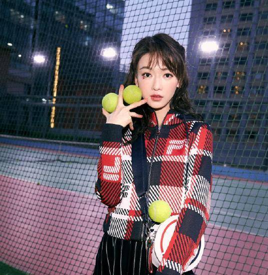 吴敬言|吴谨言穿短裙，终于不再“骨架腿”，长胖后美多了