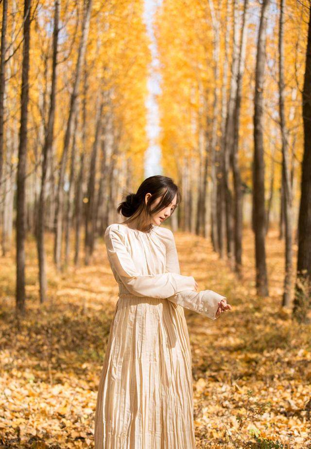 金色|王鸥真是精致得无可挑剔，穿黑色连衣裙优雅高贵，精致高级太惹眼