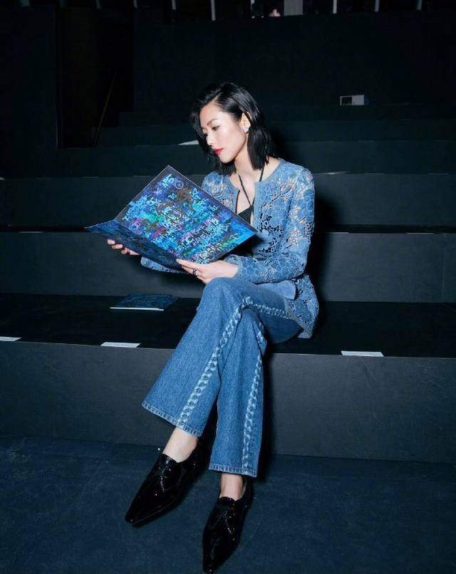 帆布鞋|小白鞋、帆布鞋该让位了，今年更流行“布洛克鞋”，怎么搭都好看