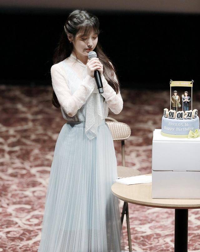 一身|“国民妹妹”IU甜美再现，一身香芋紫连衣裙造型，27岁不失少女感